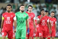 هواداران پرسپولیس در حاشیه دربی 104 به سمت رامین رضاییان بطری پرتاب کردند