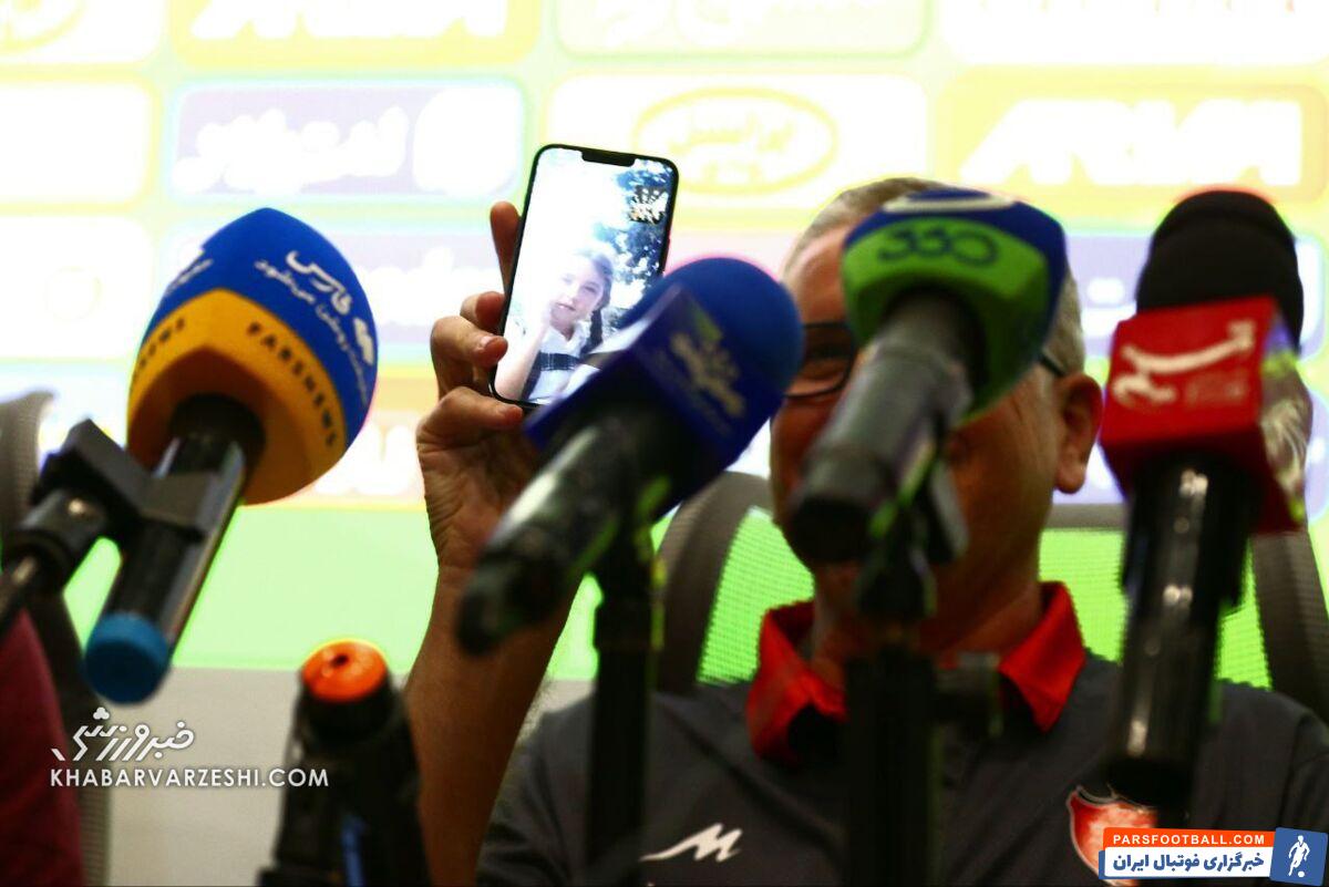 دختر گاریدو در کنفرانس خبری دربی/ سرمربی پرسپولیس خبرنگاران را غافلگیر کرد +عکس
