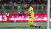 الکسی گندوز گلر پرسپولیس پس از برد دربی پیراهن خود را به سمت هواداران پرتاب کرد
