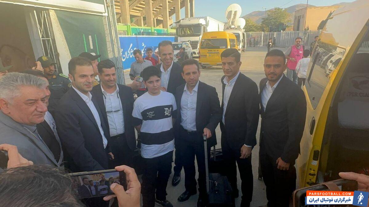 عکس| تیم داوری دربی هم طرفدار پیدا کرد/ تقاضای عکس سلفی هوادار نوجوان با بیژن حیدری +ویدیو