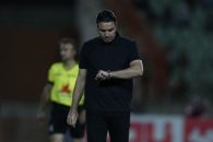 جواد نکونام با هوادار خردسال استقلال عکسی را به یادگار گرفت