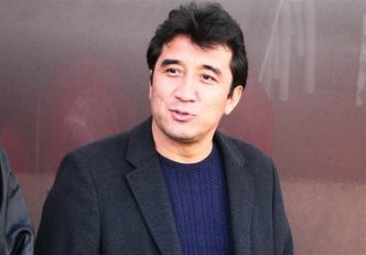 خداداد عزیزی پیشکسوت فوتبال ایران در سوگ پدر نشست