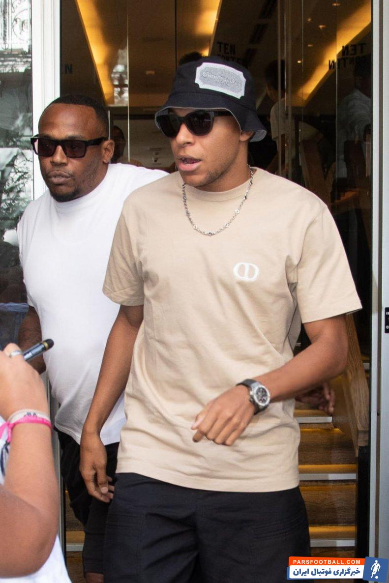 امباپه ؛ استقبال گسترده از حضور امباپه و اشرف حکیمی در یک از زمین‌های فوتبال ختافه