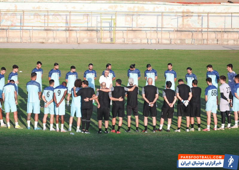 نساجی ؛ ادای احترام اعضای تیم نساجی مازندران پیش از تمرین به فوتی های حادثه طبس