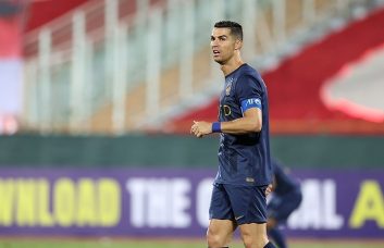 پرسپولیس ؛ بنر نصب شده از رونالدو با شلوار کُردی در قلعه حسنخان