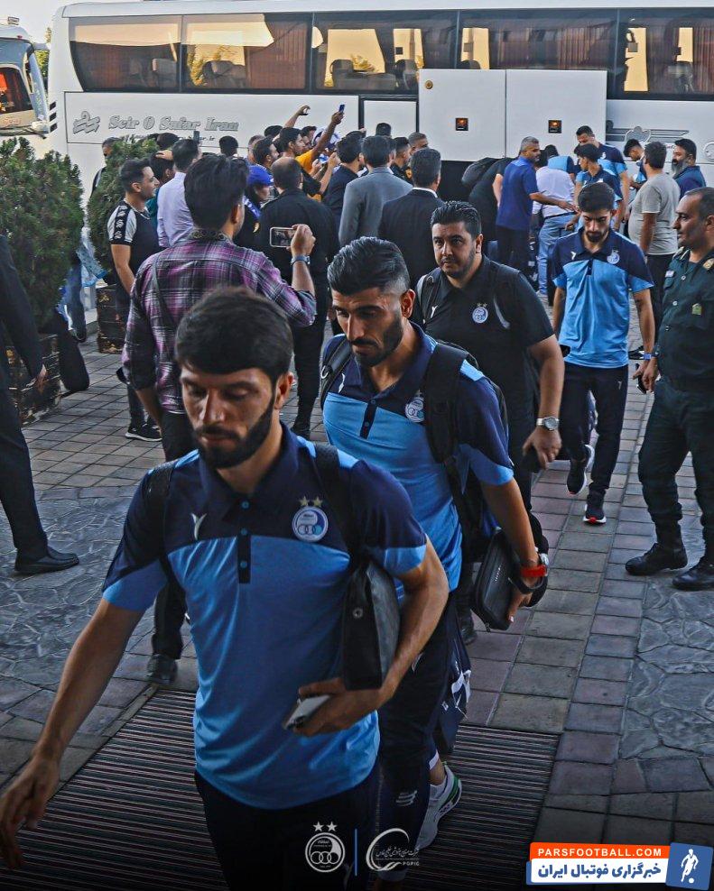 استقلال ؛ حضور هواداران استقلال در جلوی هتل محل اقامت بازیکنان در اراک