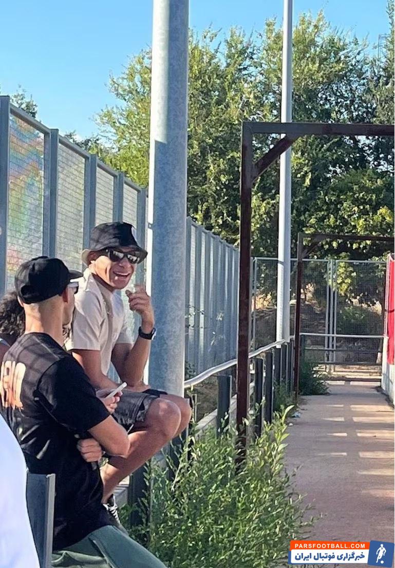 امباپه ؛ استقبال گسترده از حضور امباپه و اشرف حکیمی در یک از زمینهای فوتبال ختافه