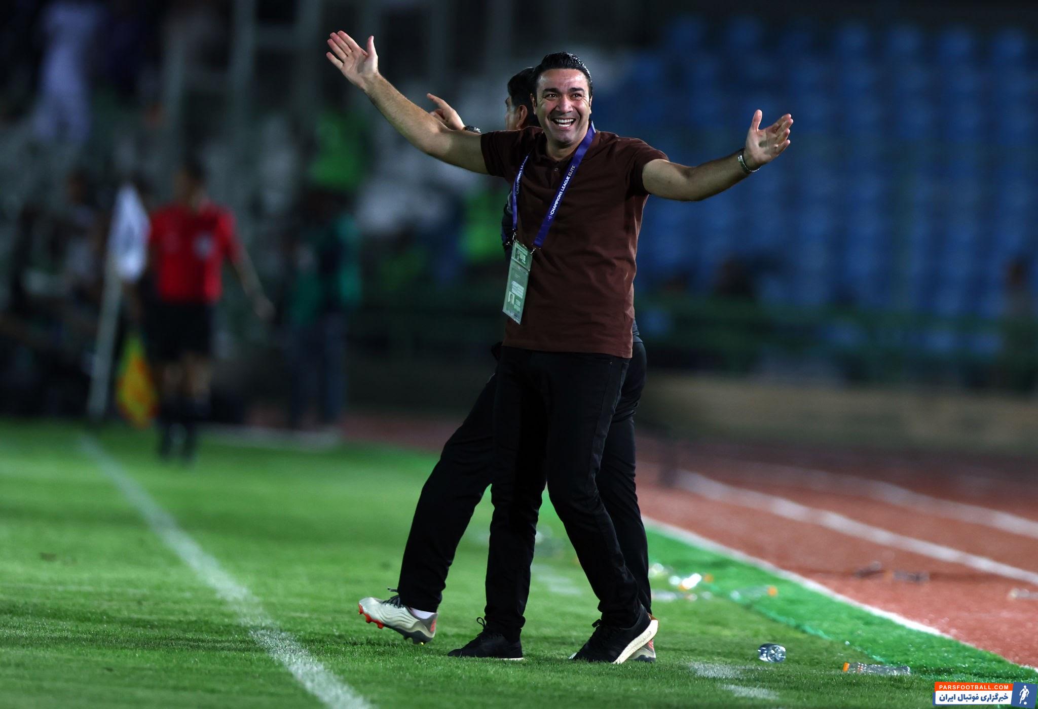 حضور جواد نکونام سرمربی سابق استقلال به عنوان مهمان ویژه تیم سایپا