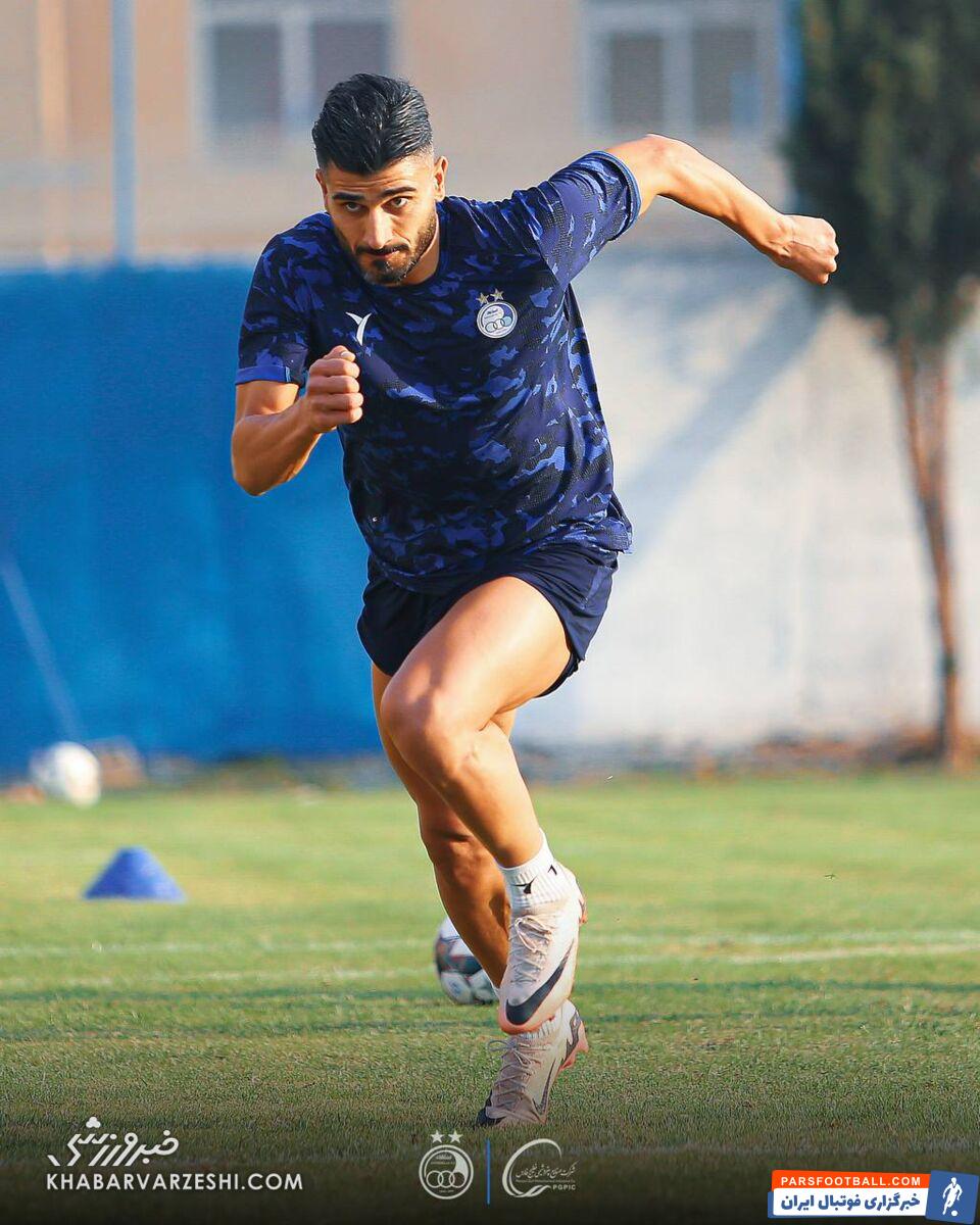 سهراب روی ستارههای استقلال زوم شد! +عکس