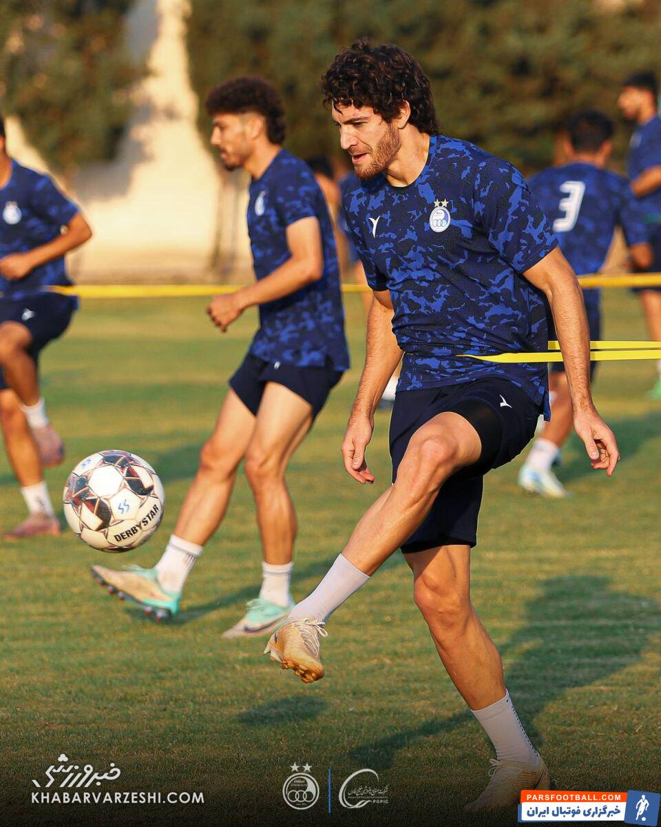 سهراب روی ستارههای استقلال زوم شد! +عکس