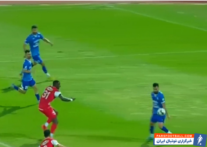 یک صحنه مشکوک در بازی پرسپولیس و استقلال خوزستان