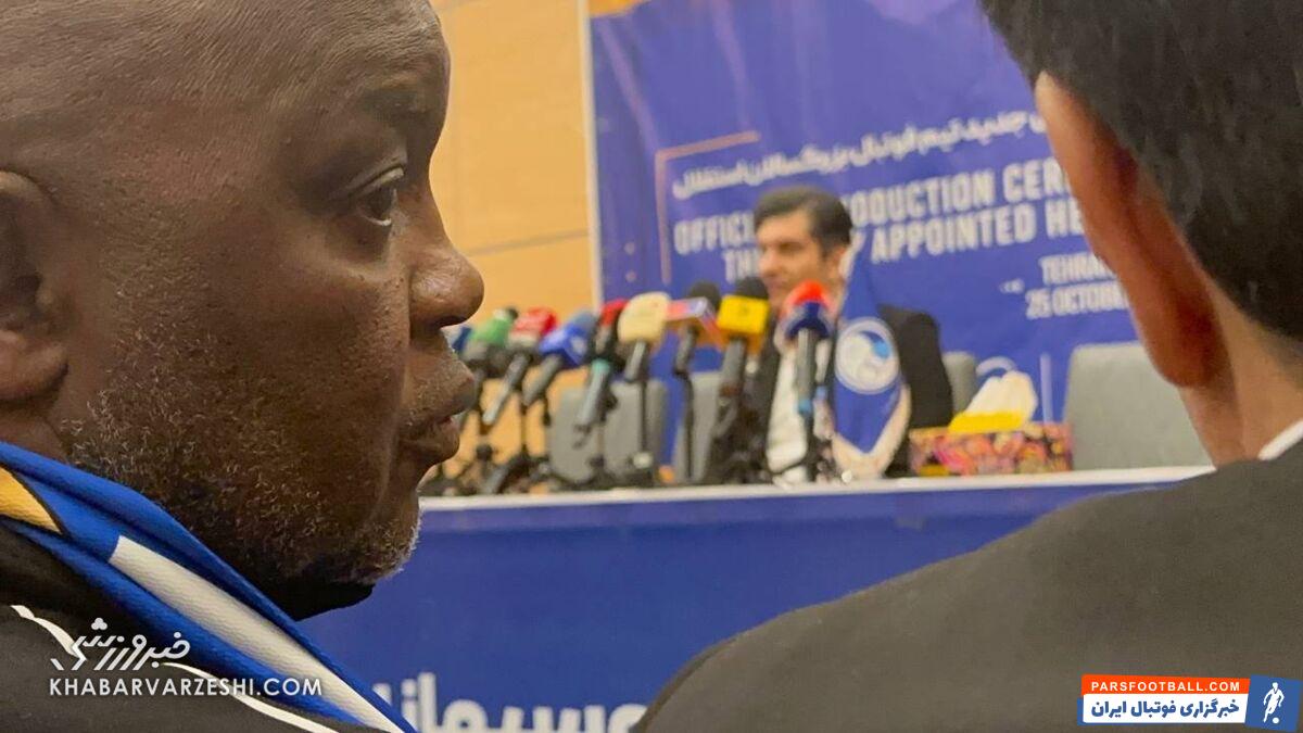 عکس| ترجمه همزمان حرف‌های سمیعی برای موسیمانه/ تعجب سرمربی جدید استقلال از حرف‌های بی‌ربط در مراسم معارفه‌اش