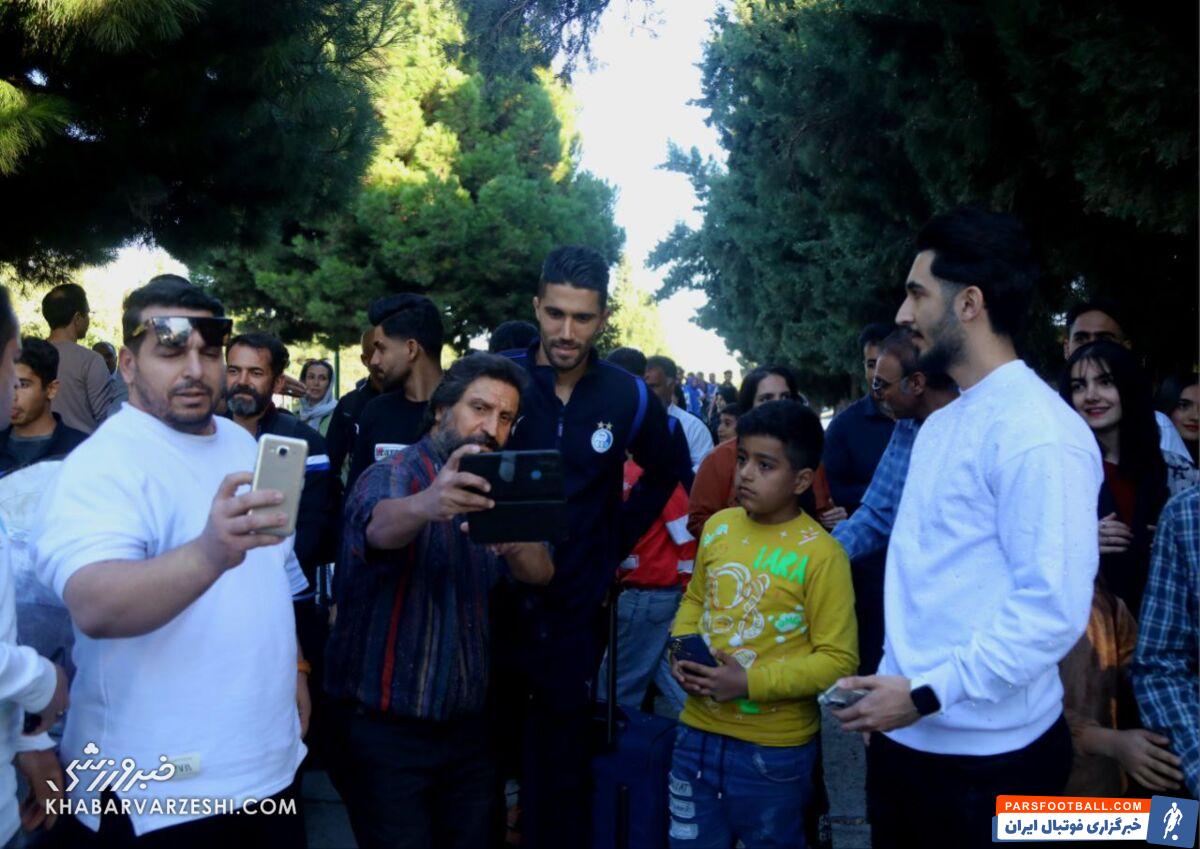 تصاویر| حضور هواداران استقلال در فرودگاه خرمآباد برای گرفتن عکس یادگاری