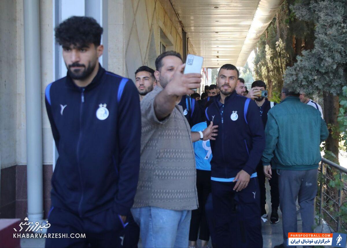 تصاویر| حضور هواداران استقلال در فرودگاه خرمآباد برای گرفتن عکس یادگاری