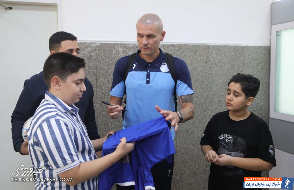 تصاویر| حضور هواداران استقلال در فرودگاه خرمآباد برای گرفتن عکس یادگاری