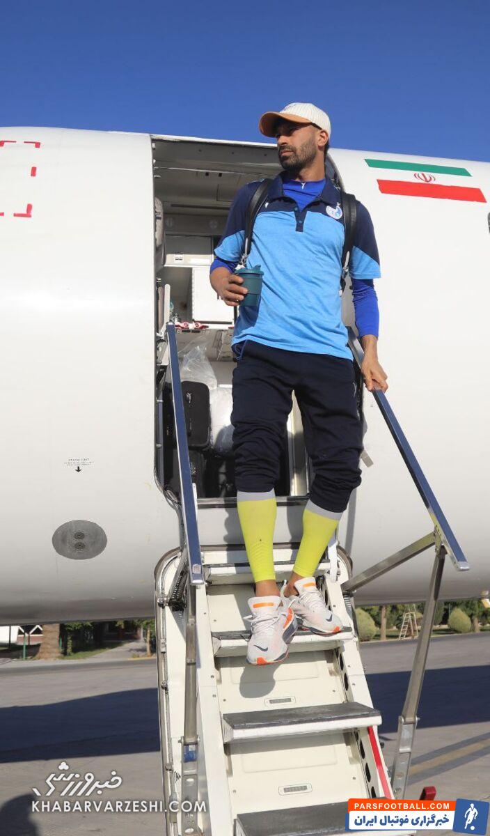 تصاویر| حضور هواداران استقلال در فرودگاه خرمآباد برای گرفتن عکس یادگاری