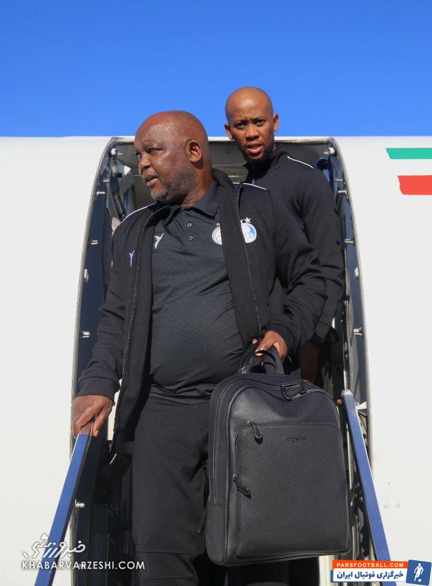 تصاویر| حضور هواداران استقلال در فرودگاه خرمآباد برای گرفتن عکس یادگاری