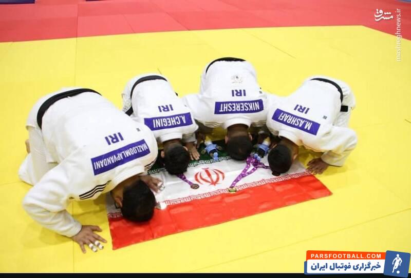 تصویری زیبا از سجده جودوکاران مدال‌آور بر روی پرچم ایران
