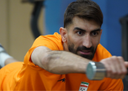 بیرانوند ؛ تصویری از خونسردی و آرامش کامل علیرضا بیرانوند گلر تراکتور در فرودگاه