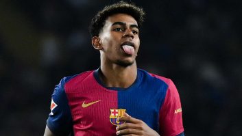 یامال ؛ تصویری از لامین یامال با محافظ دهانی با رنگ آبی و اناری