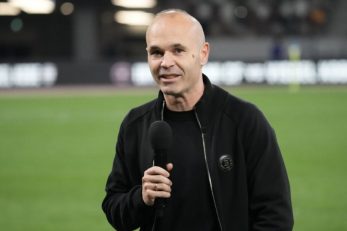 اینیستا ؛ تصویری از حضور آندرس اینیستا در کلاس‌های مربیگری یوفا