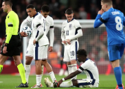 ساکا ؛ خروج ساکا از اردوی تیم ملی انگلیس به دلیل مصدومیت