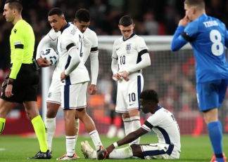 ساکا ؛ خروج ساکا از اردوی تیم ملی انگلیس به دلیل مصدومیت