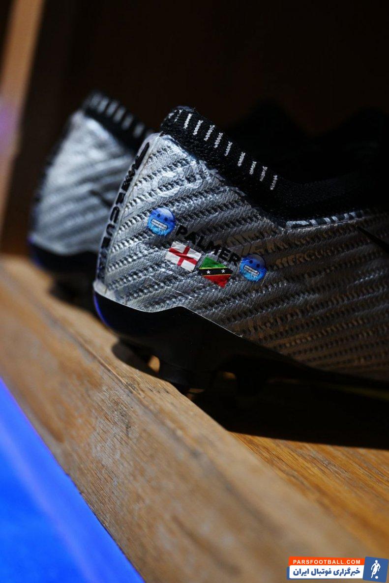 پالمر ؛ پرچم انگلیس و جزیره سنت کیتس و نویس روی کفش های کول پالمر ستاره چلسی