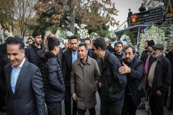 امیر قلعهنویی؛ دست ندادن امیر قلعهنویی با فردی در مراسم ترحیم مادر حمید استیلی