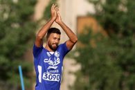 کلیپ ورود بهادر عبدی و آرش افشین به مسابقه خیریه هادی با حضور تیم ستارگان دهه ۶۰