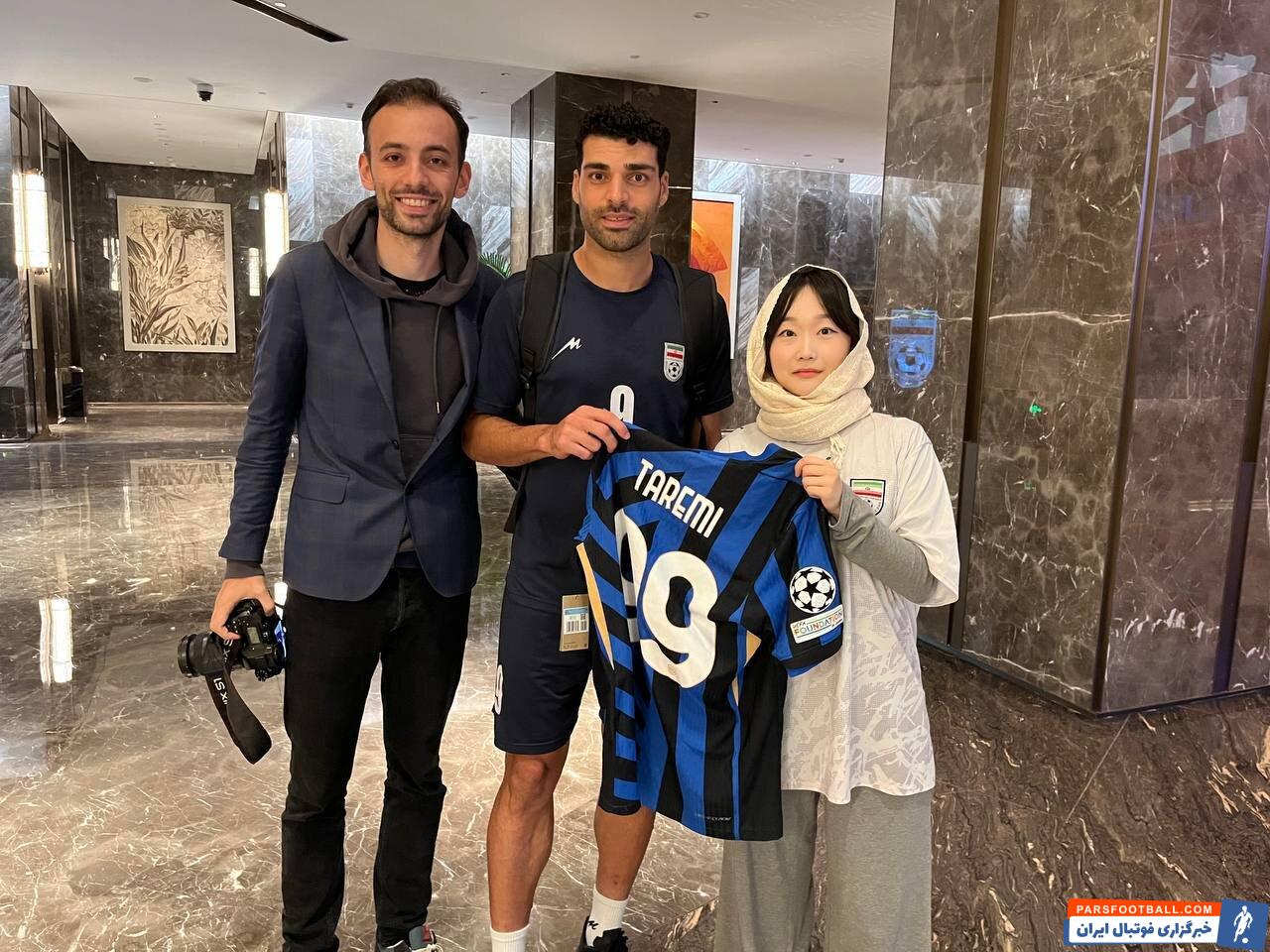 عکس | امضای طارمی روی لباس اینتر دختر لائوسی!