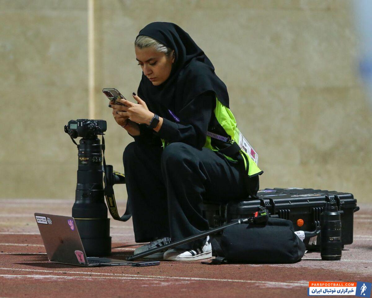 عکس| اتفاق خوب در دیدار گل گهر و پرسپولیس؛ اولین حضور عکاسان زن در ورزشگاه خارج از تهران