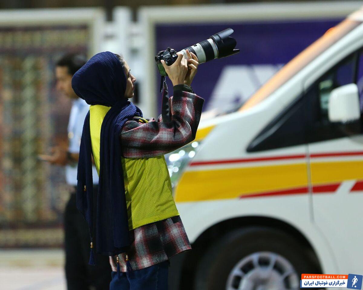 عکس| اتفاق خوب در دیدار گل گهر و پرسپولیس؛ اولین حضور عکاسان زن در ورزشگاه خارج از تهران