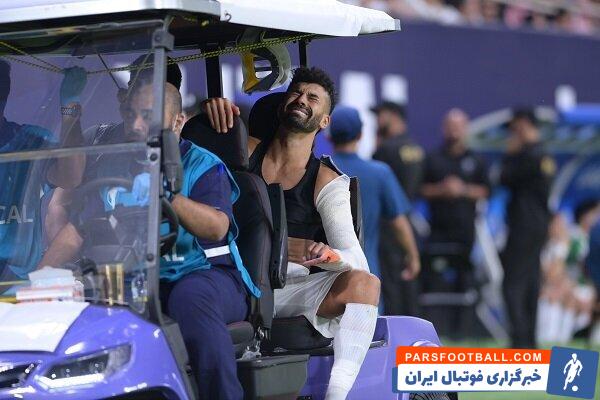 استقلال؛ خارج شدن رامین رضاییان ستاره استقلال در دقایق ابتدایی بازی با الهلال