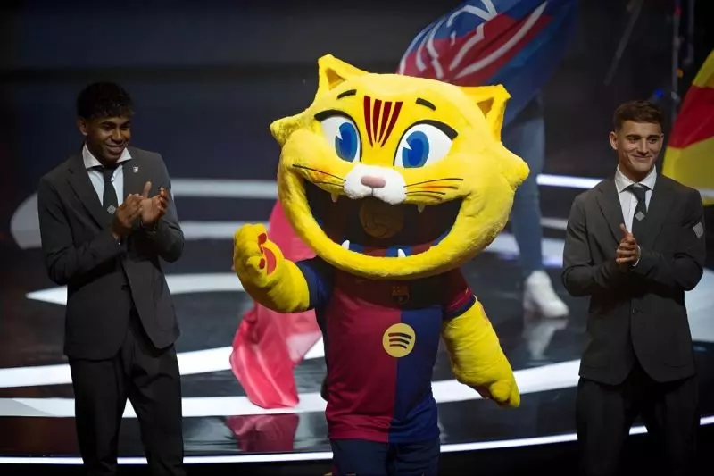 بارسلونا ؛ گربه نماد عروسکی جدید باشگاه بارسلونا رونمایی شد