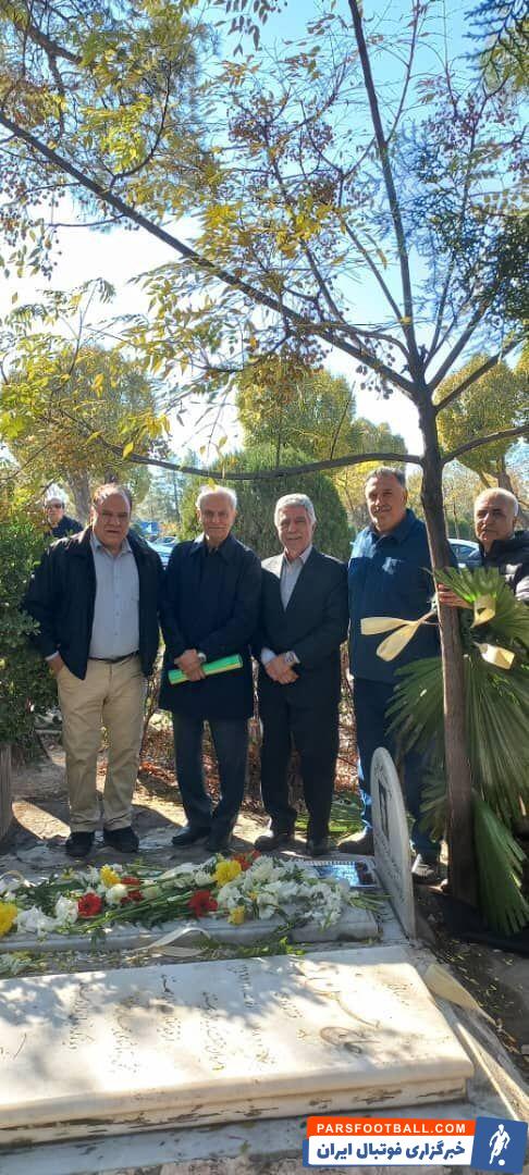 عکس| یاران وفادار بر سر مزار معلم اخلاق