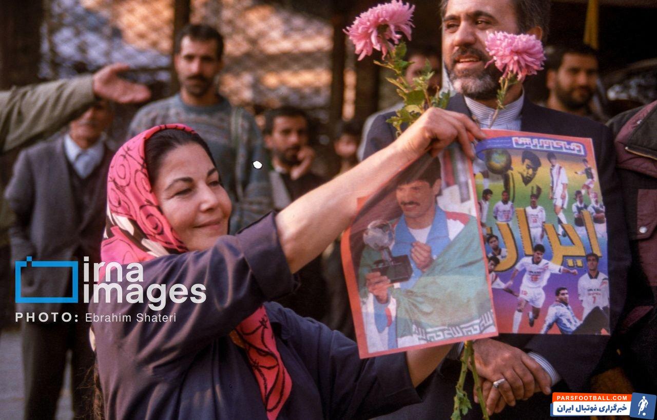 عکس | جشن خیابانی در ۸ آذر؛ تصویر علی دایی در دست یک زن