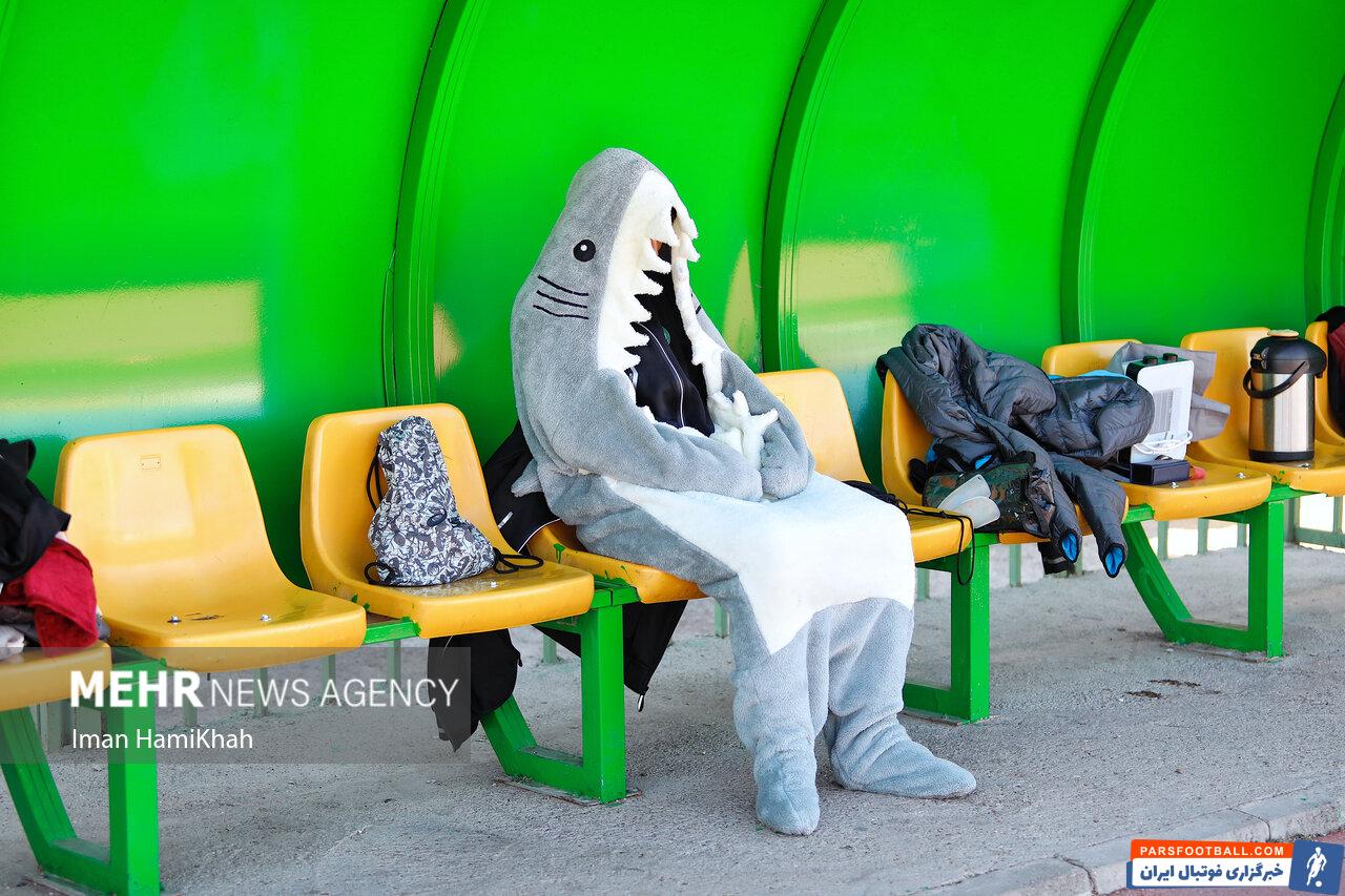 عکس| لباس عجیب دختر فوتبالیست روی نیمکت!