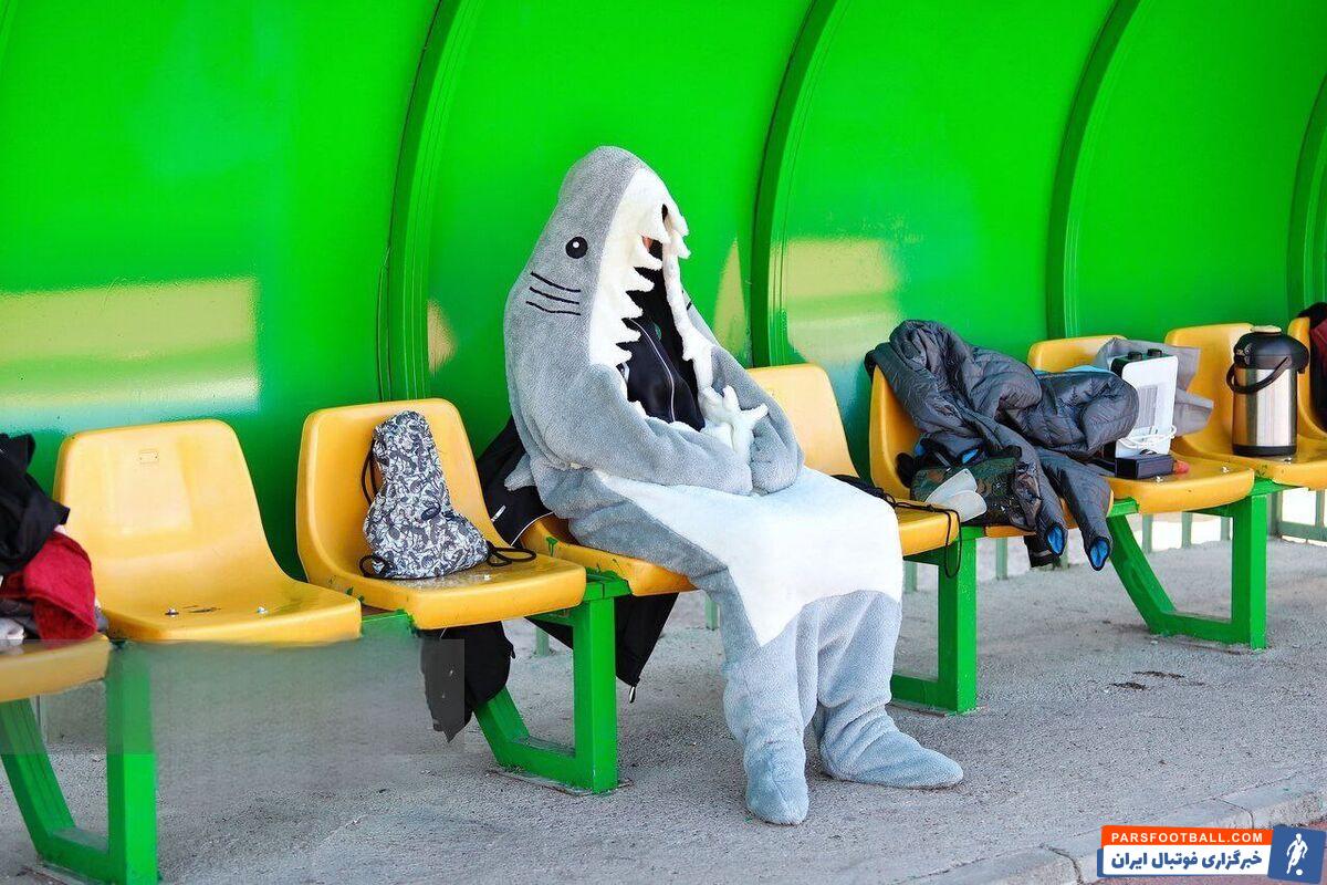 عکس| تصویر عجیب در فوتبال بانوان/ کوسه روی نیمکت پاس همدان