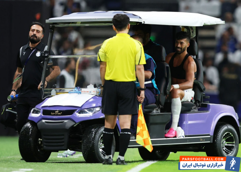 استقلال؛ خارج شدن رامین رضاییان ستاره استقلال در دقایق ابتدایی بازی با الهلال