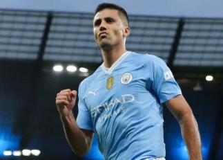 رودری ؛ رونمایی ویژه از توپ طلای رودری در ورزشگاه اتحاد