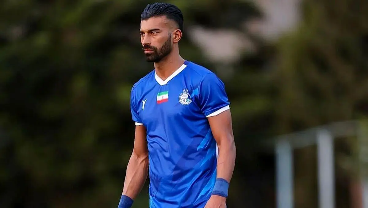 استقلال؛ خارج شدن رامین رضاییان ستاره استقلال در دقایق ابتدایی بازی با الهلال