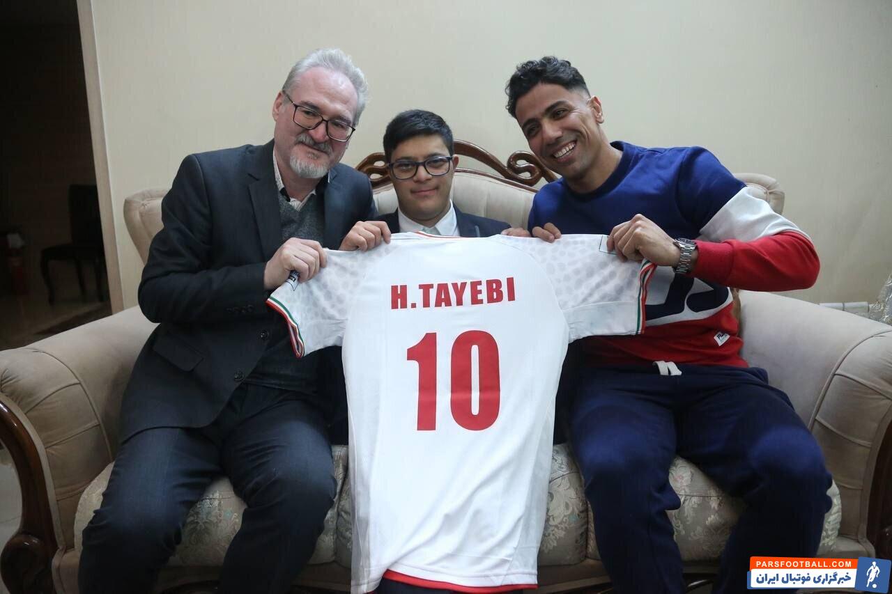 عکس | اقدام ارزشمند کاپیتان تیم ملی/ هدیه به هوادار خاص