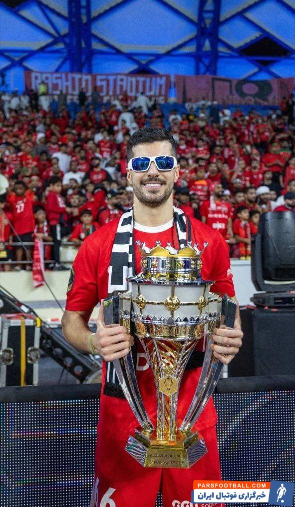 سعید ؛ سعید عزت اللهی با عینک در جشن قهرمانی شباب الاهلی