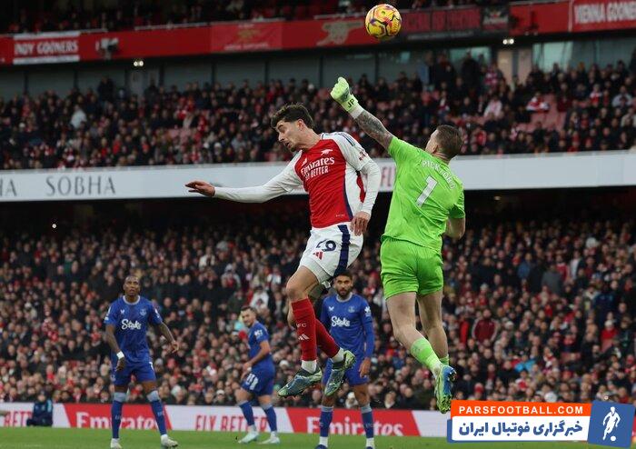 تساوی لیورپول ۱۰ نفره در خانه/ فرصت‌سوزی آرسنال ادامه دارد