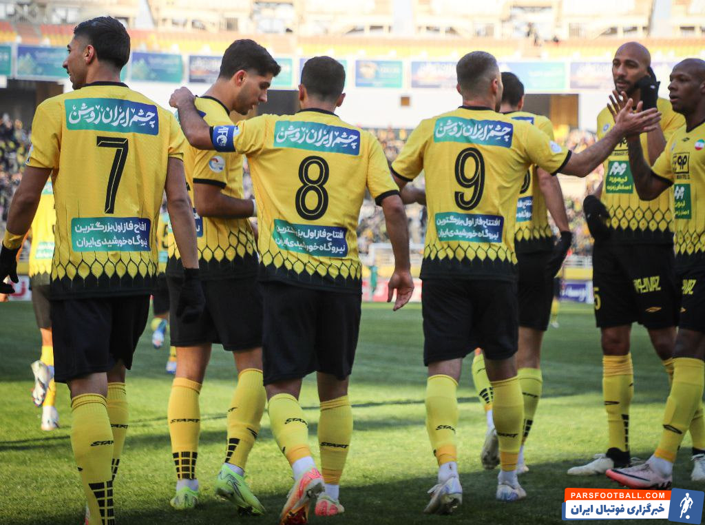 اخراج گولسیانی نفس پرسپولیس را گرفت؛ یکه‌تازی سپاهان با کارترون