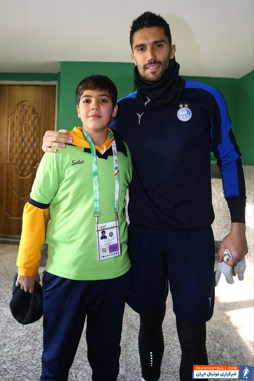 عکس | اقدام زیبای استقلالی‌ها در اراک؛ دلجویی از کودک معروف دربی