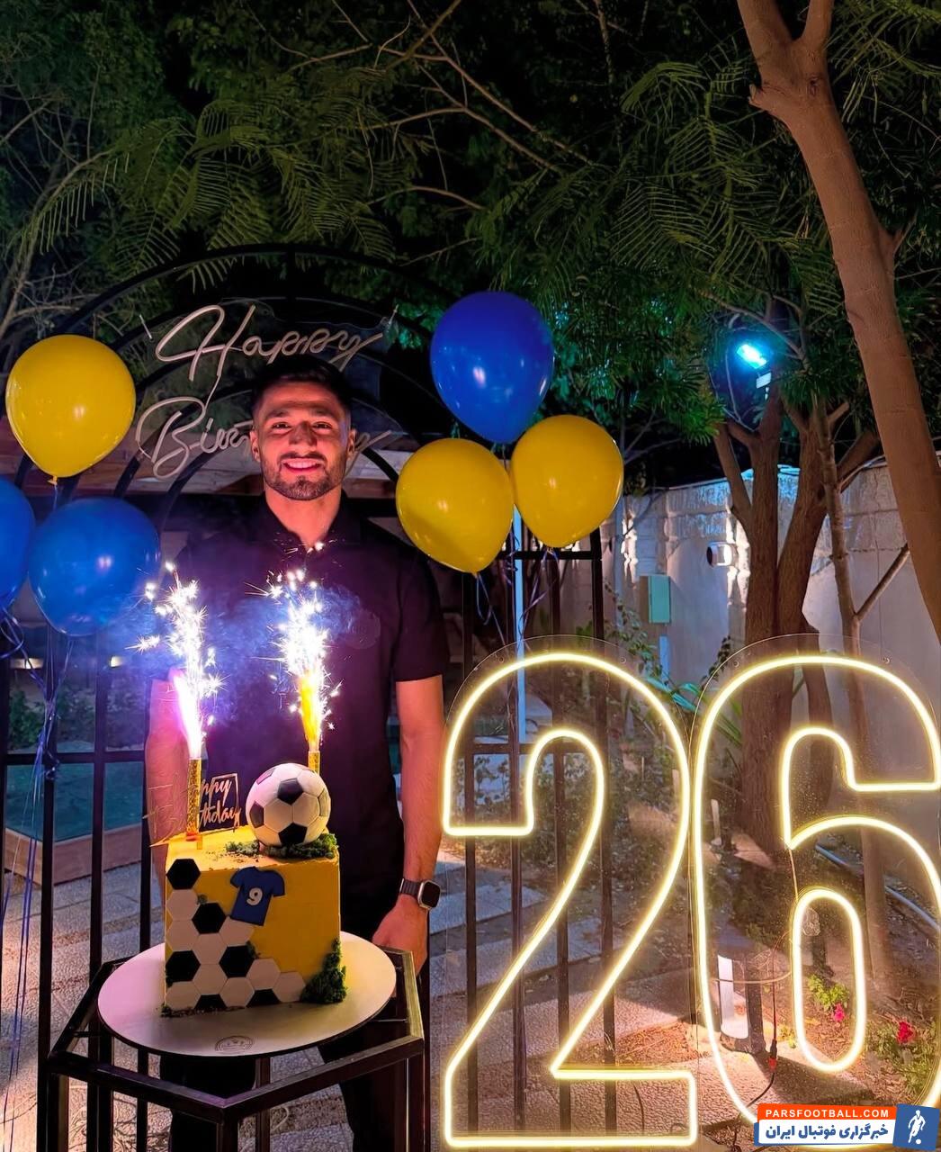 عکس | تولد ۲۶ سالگی یک استقلالی در تعطیلات