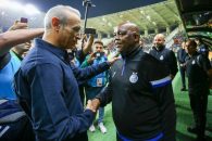 کلیپ عکس یادگاری هواداران استقلال با پیتسو موسیمانه پس از دیدار با فولاد خوزستان