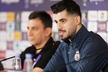 سعید ؛ سعید عزت اللهی با عینک در جشن قهرمانی شباب الاهلی